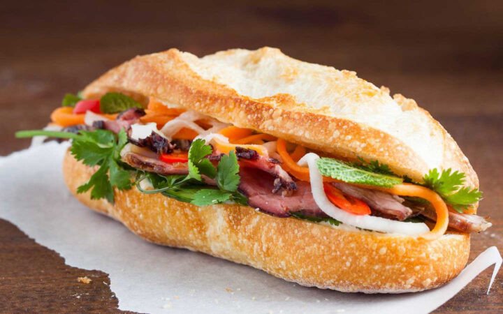 Bánh mì Việt Nam với vỏ giòn và nhân phong phú