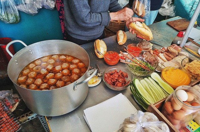 Bánh mì xíu mại mang đi