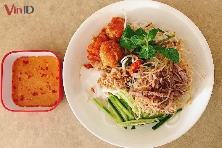 Bánh tầm bì xíu mại với nước cốt dừa