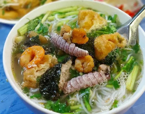 Bát bún cù kỳ đầy đặn với thịt cù kỳ tươi ngon