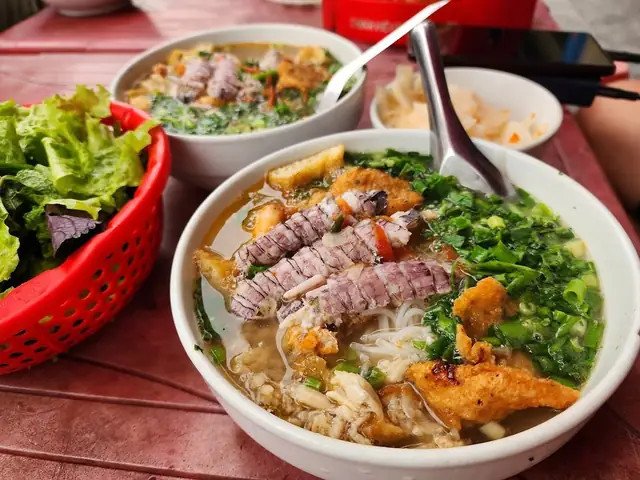 Bát bún trộn hấp dẫn với nhiều loại topping và gia vị