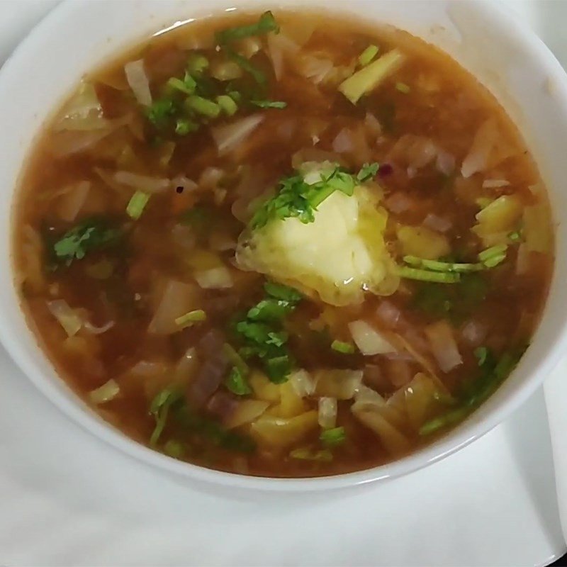 Bát canh bắp cải cà chua xay mịn hấp dẫn