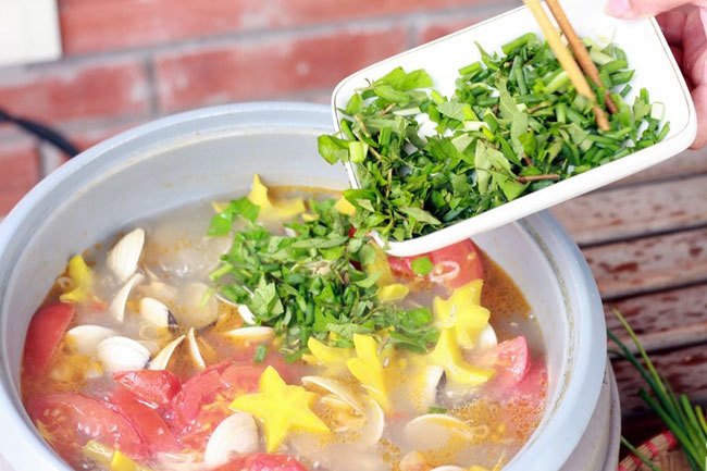 Bát canh ngao nấu cà chua và khế chua dân dã, giải nhiệt mùa hè