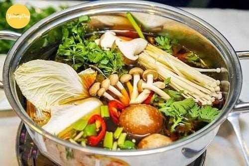 Bát lẩu gà nấm thập cẩm nghi ngút khói chuẩn vị