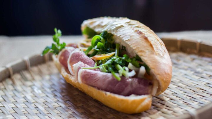 Bát nước sốt chan bánh mì kẹp thịt thơm ngon, sánh đặc