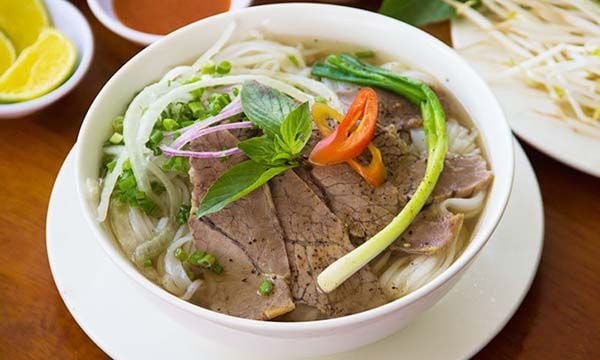 Bát phở bò nóng hổi với nước dùng thanh ngọt hương hoa hồi, cách sử dụng hoa hồi trong nước lèo phở