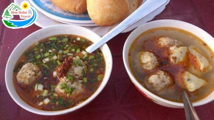 Bát xíu mại nóng hổi và bánh mì giòn tan tại quán Bánh mì Hoàng Diệu Đà Lạt
