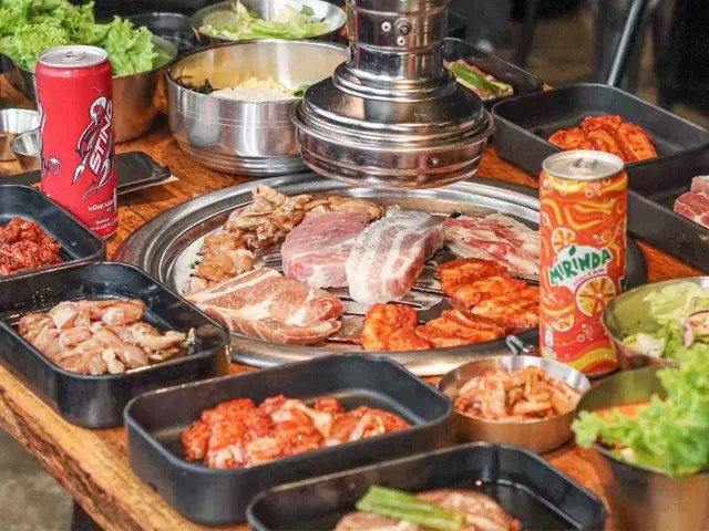 Bên ngoài quán Phở Miến Gà Kỳ Đồng