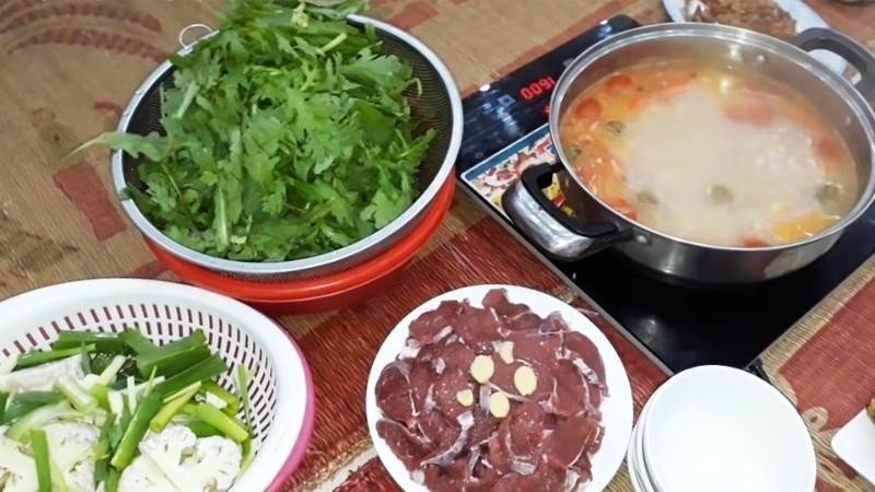 Bữa ăn ấm cúng với lẩu thịt trâu nhúng mẻ, thích hợp cho gia đình