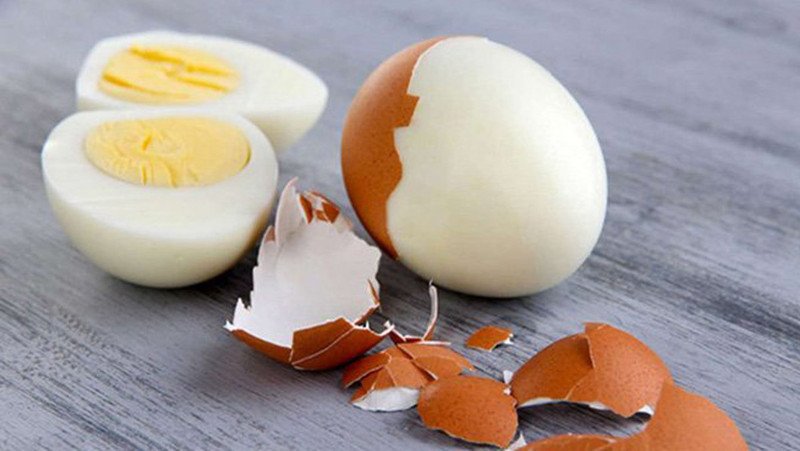 Bữa ăn lành mạnh với trứng gà luộc và rau củ tươi