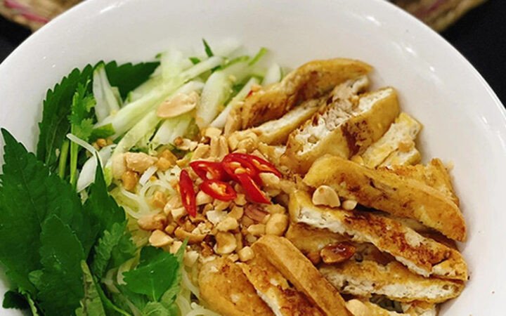 Bún nước tương chay hấp dẫn với các loại rau sống