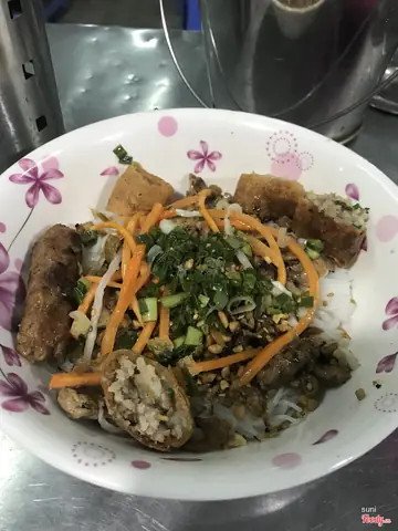Bún thịt nướng được trình bày đầy đủ với thịt, chả giò, nem, rau sống và chén nước mắm riêng