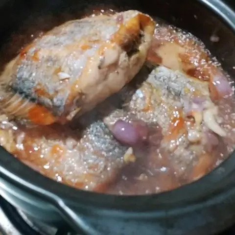 Cá hố khô chiên giòn rụm được phủ sốt mắm tỏi ớt hấp dẫn