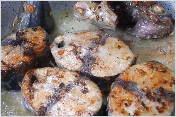 Cá ngừ kho thơm cà chua