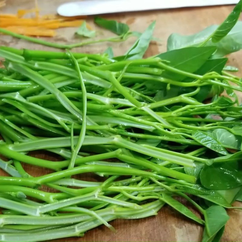 Cà rốt được tỉa hoa đẹp mắt, tạo điểm nhấn cho món bánh đa trộn