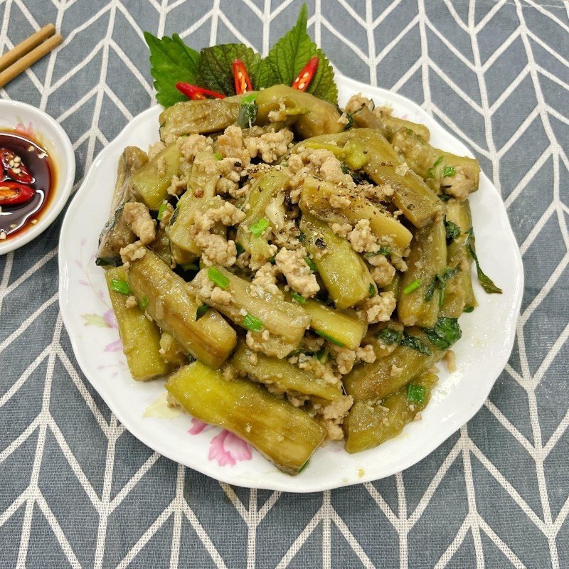 Cà tím xào thịt băm nóng hổi, thơm ngon chuẩn vị