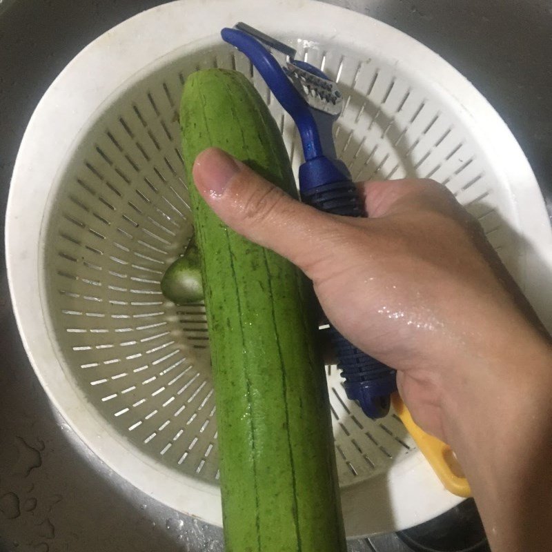 Các bước sơ chế và chuẩn bị nguyên liệu cho món mướp xào giá đỗ