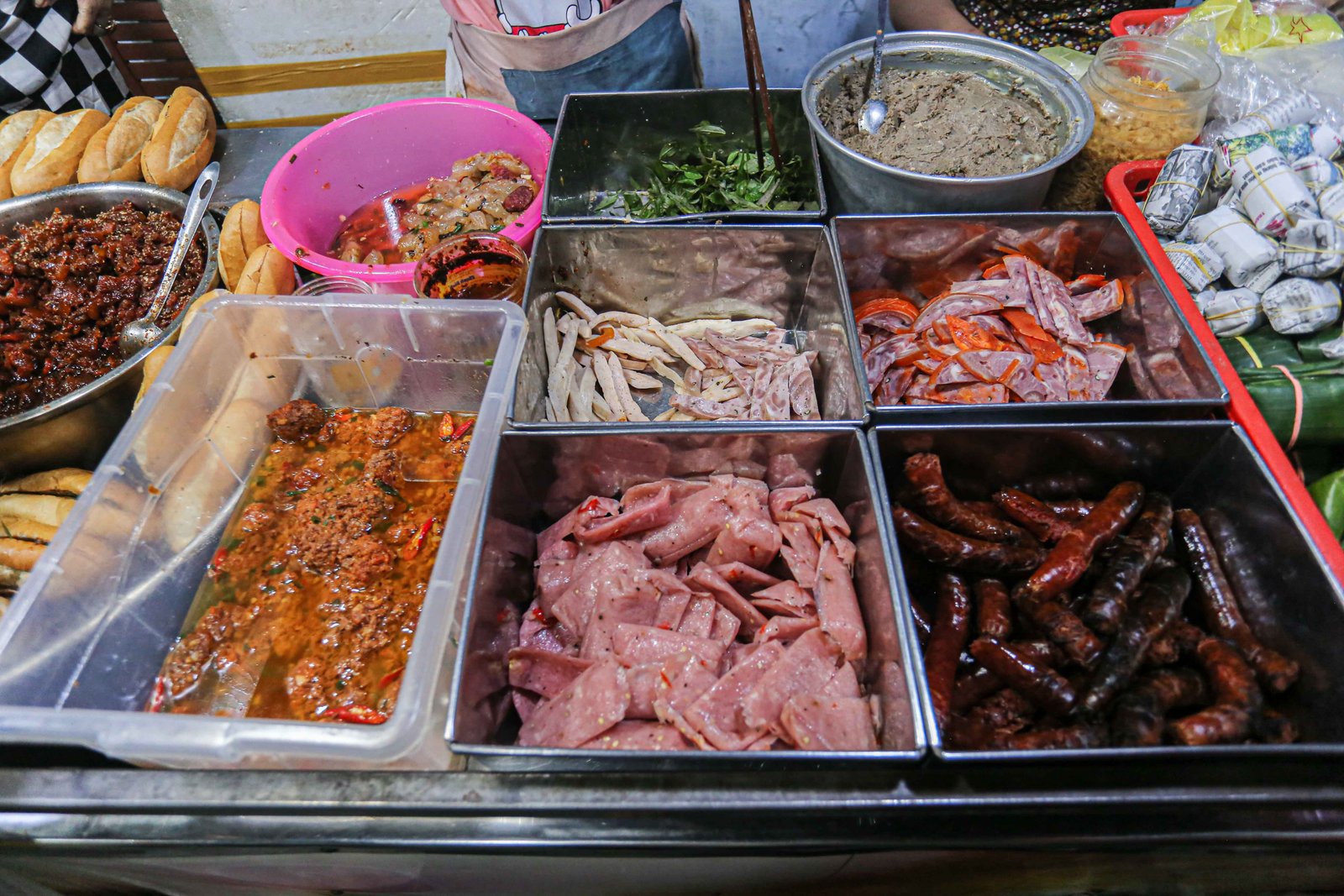 Các loại nhân đặc trưng xứ Huế như thịt xíu, lạp xưởng, nem chua dùng cho bánh mì O Tho Trần Cao Vân