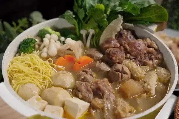 Các loại rau ăn kèm được sơ chế sạch sẽ