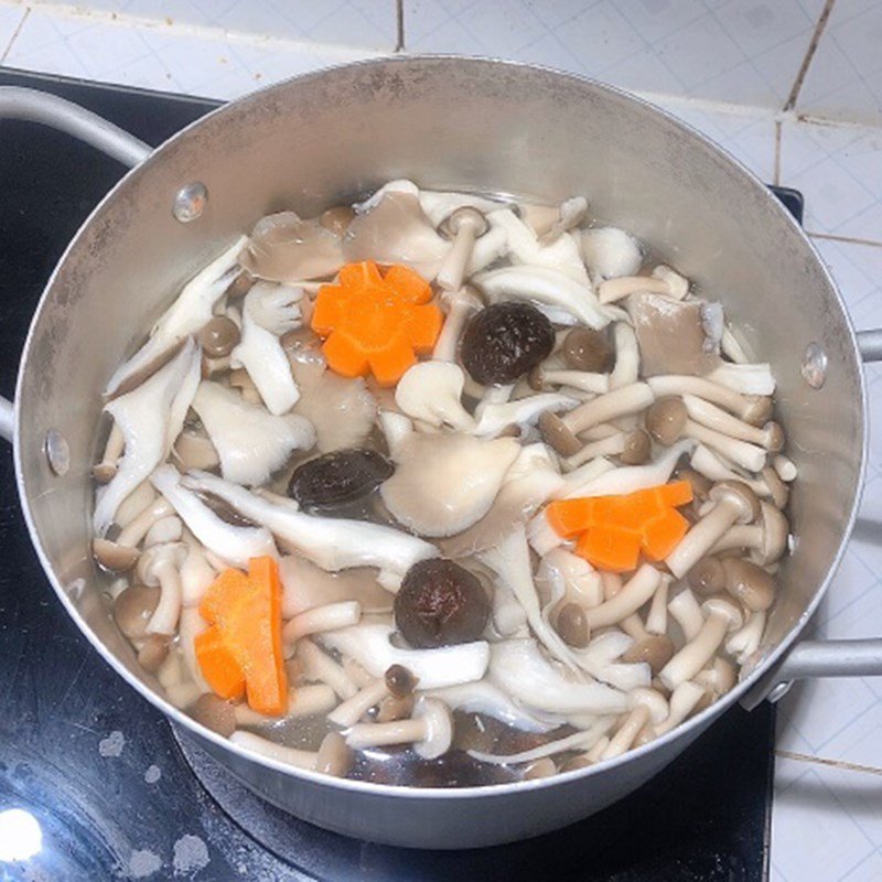 Các loại rau củ đang được nấu trong nồi canh chay