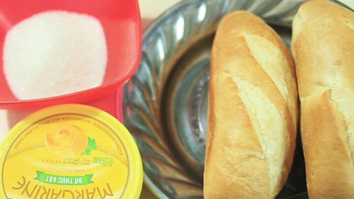 Các nguyên liệu làm bánh mì nướng bơ sữa đơn giản