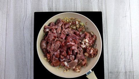 Các nguyên liệu tươi ngon chuẩn bị cho cách làm pate thịt lợn đơn giản tại nhà