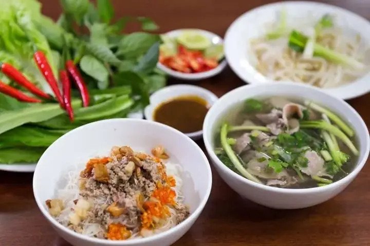 Các nguyên liệu tươi ngon chuẩn bị cho món hủ tiếu khô Gia Lai