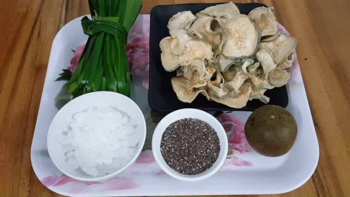 Các nguyên liệu tươi ngon như bí đao, hạt chia, la hán quả và lá dứa để bắt đầu cách nấu trà bí đao hạt chia tại nhà.