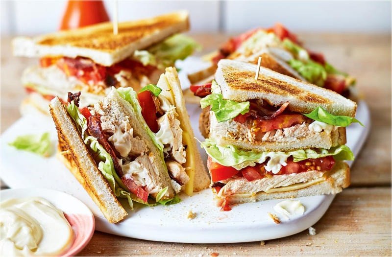 Cách ăn bánh mì sandwich