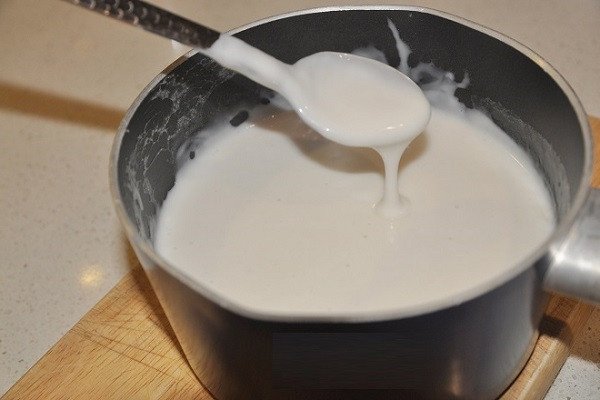 cách làm bánh tai yến - đun nước cốt dừa và đường