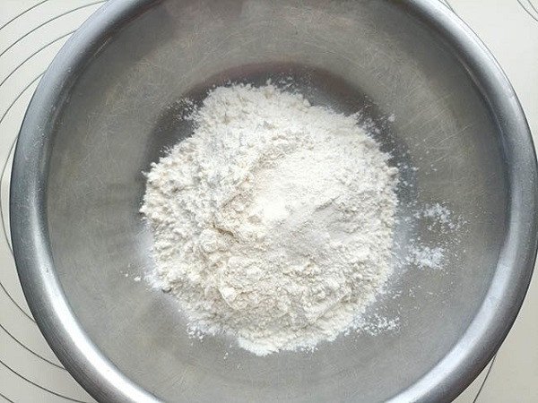 cách làm bánh tai yến - trộn các loại bột