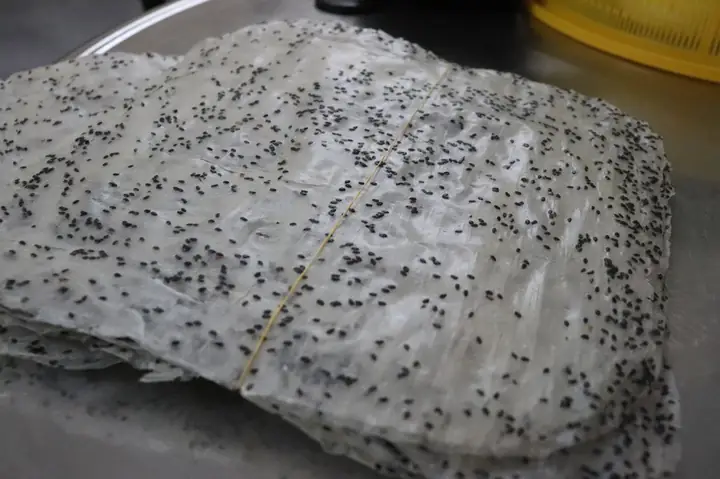 Cách Làm Bánh Tráng Mè Đen Tại Nhà Đơn Giản, Thơm Ngon