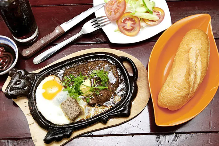 Hướng Dẫn Chi Tiết Cách Làm Bò Bít Tết Chấm Bánh Mì Chuẩn Vị Tại Nhà