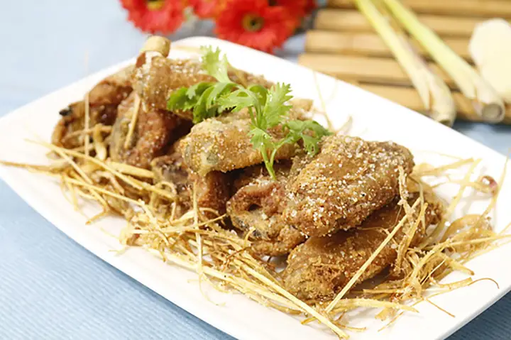 Cách Làm Cánh Gà Rang Muối Giòn Rụm Đậm Đà Tại Nhà