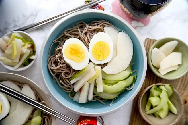 Cách Làm Mì Lạnh Hàn Quốc & Nhật Bản Tại Nhà Đơn Giản, Ngon Miệng