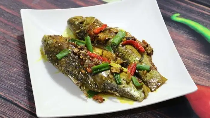 Hướng Dẫn Chi Tiết Cách Nấu Cá Diếc Kho Nghệ Thơm Ngon, Đậm Đà