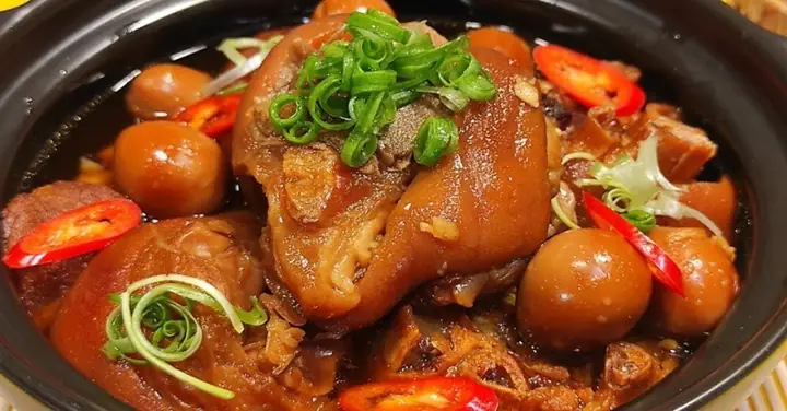 Cách Nấu Giò Heo Hon Nước Dừa Chuẩn Vị: Mềm Ngọt, Thấm Đẫm Gia Vị