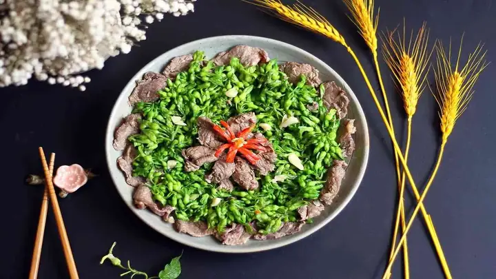 Hướng Dẫn Chi Tiết Cách Nấu Thịt Lợn Xào Hoa Thiên Lý Ngon Chuẩn Vị