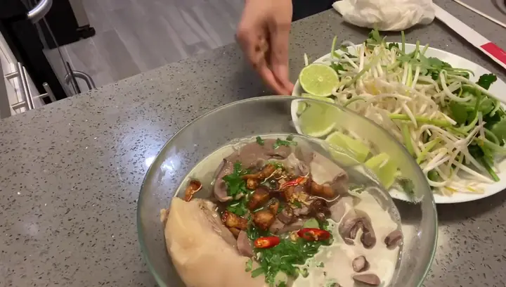 Hủ Tiếu Đuôi Heo Lòng Heo: Hướng Dẫn Nấu Ngon Chuẩn Vị Từ A Đến Z
