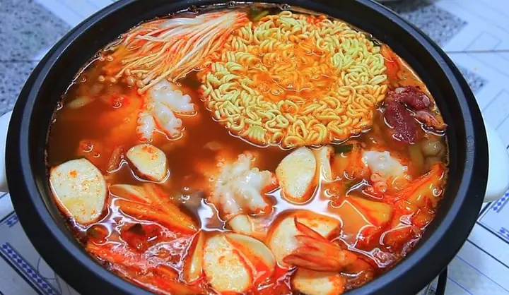 Hướng Dẫn Nấu Lẩu Kim Chi Hải Sản Hàn Quốc Chuẩn Vị Tại Nhà