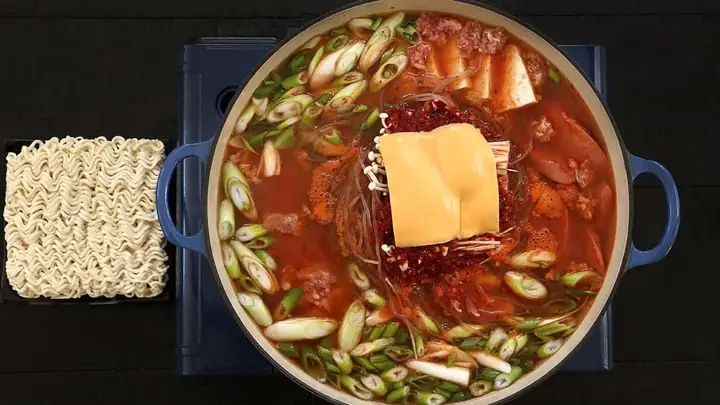 Hướng Dẫn Nấu Lẩu Mì Hàn Quốc Chuẩn Vị Tại Nhà
