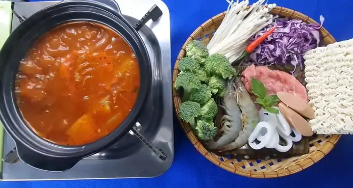 Hướng Dẫn Chi Tiết Cách Nấu Mì Cay Với Nấm Kim Châm Tại Nhà