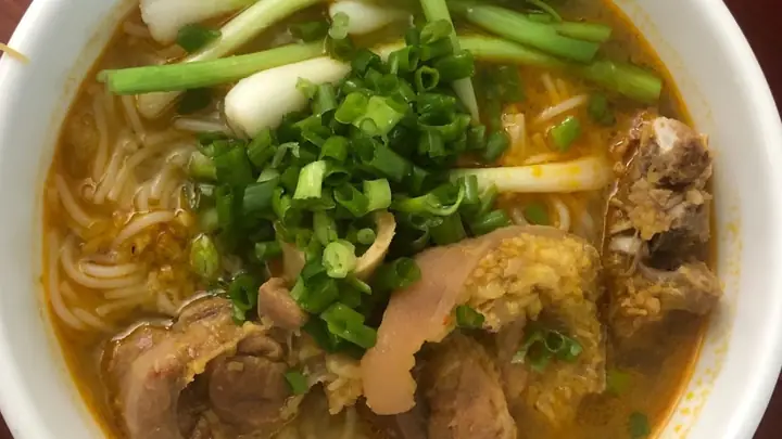 Hướng Dẫn Chi Tiết Cách Nấu Bún Giò Heo Thơm Ngon, Đậm Đà Tại Nhà