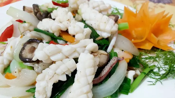 Cách Nấu Mực Xào Cần Tỏi Đơn Giản Tại Nhà