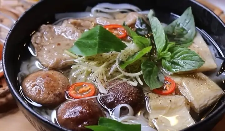 Cách Nấu Phở Chay Thanh Đạm: Nước Dùng Ngọt Tự Nhiên Chuẩn Vị
