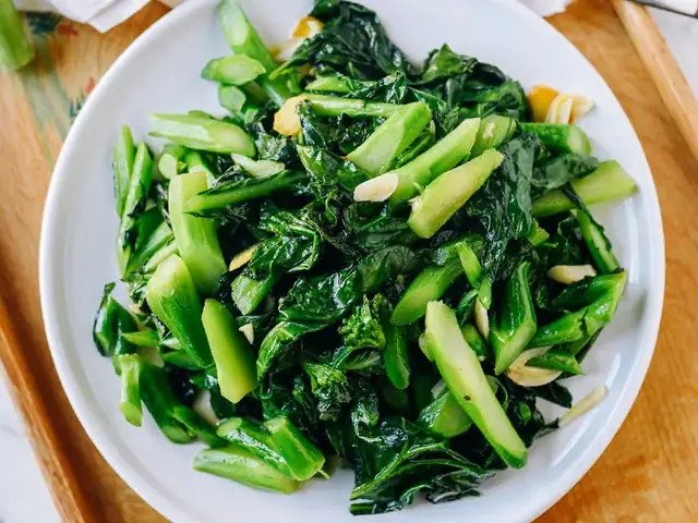 Cải rổ đang được nấu trong nồi canh