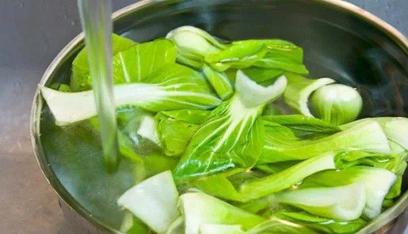 Cải thìa tươi xanh chuẩn bị cho món mì xào bò