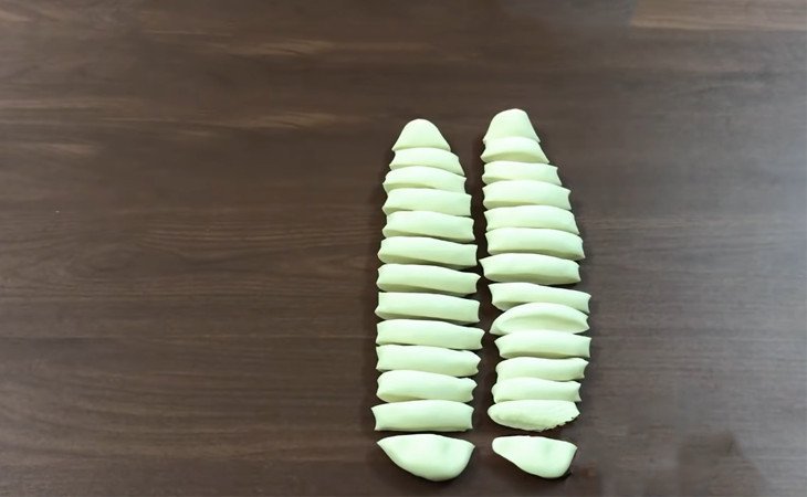 Cán bột thành vỏ bánh sủi cảo mỏng
