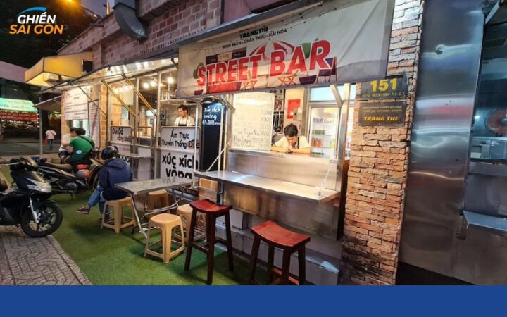 Cận cảnh chiếc bánh mì Kebab Tràng Thi hấp dẫn với lớp vỏ vàng giòn và nhân đầy đặn