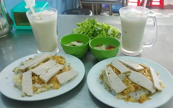 Cận cảnh đĩa bánh cuốn nóng thơm ngon tại quán Hải Huệ